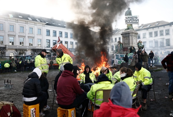 Manifestantes junto a una hoguera mientras los agricultores protestan pidiendo mayores ingresos.