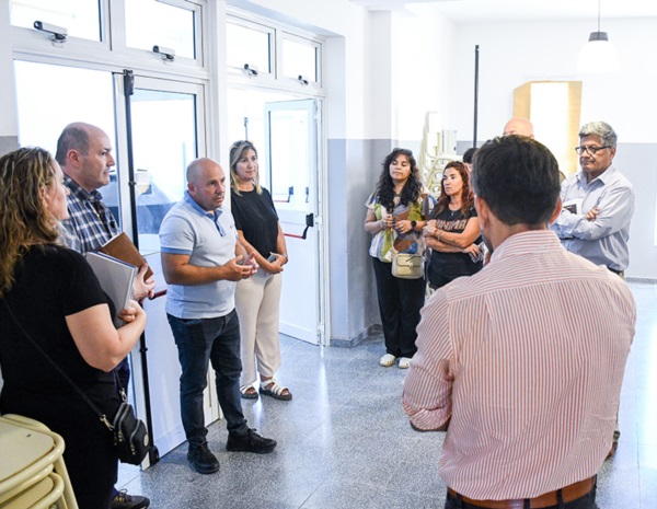 El intdente Gustavo Sastre y Almirón de recorrida por las escuelas.