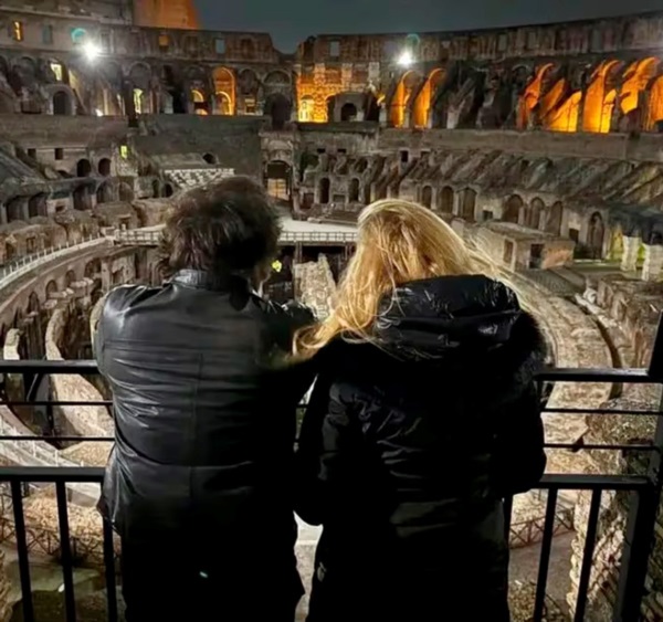 Una imagen simbólica. Milei y su hermana Karina, contemplando el Coliseo Romano. O lo que quedó de él.