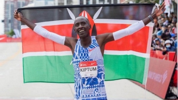 Muere Kelvin Kiptum, plusmarquista mundial de maratón, en un accidente de coche.