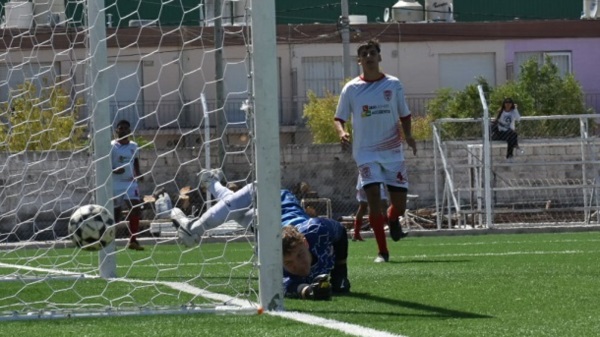 Coria no llegó al cabezazo de Saavedra, que anotó el gol de Rosas. (Foto: Sergio Esparza/Jornada).