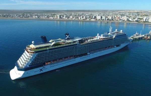 Una ciudad flotante. El Celebrity Eclipse destaca por su imponente tamaño, y decora el paisaje madrynense.