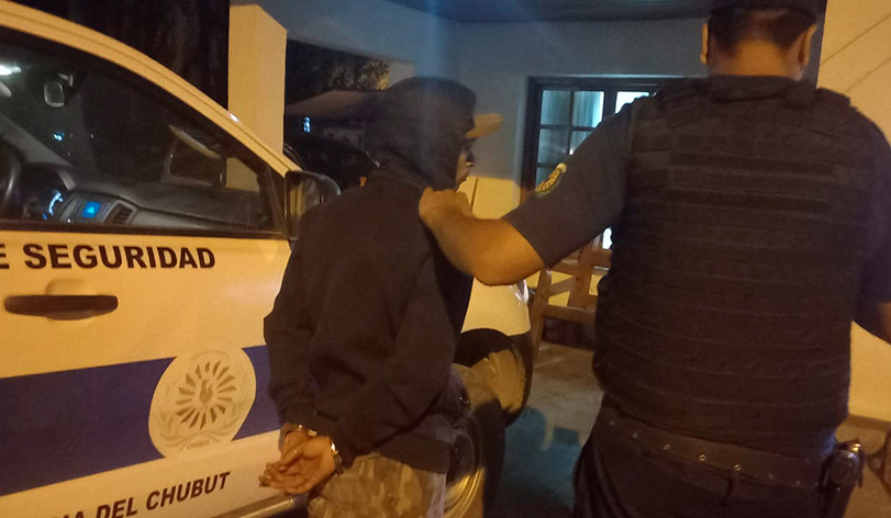 El sujeto terminó aprehendido por personal policial de El Hoyo.
