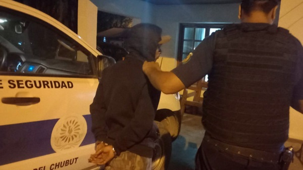 El sujeto terminó aprehendido por personal policial de El Hoyo.