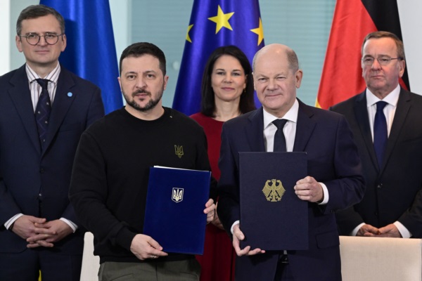 El Canciller alemán Olaf Scholz (der) y el Presidente de Ucrania, Volodymyr Zelensky (zq), posan después de firmar el acuerdo.