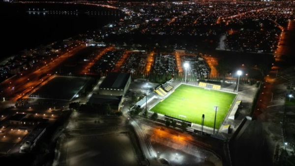 El Estadio Abel Sastre se iluminó por primera vez