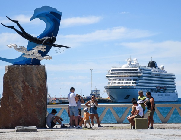 La jornada ventosa no impidió el atraque del buque en el muelle.