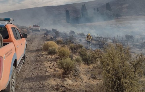 Varias reparticiones de bomberos combatían la zona donde cuatro pobladores se vieron afectados.