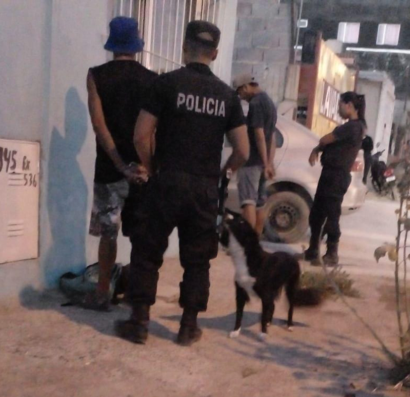 Los delincuentes fueron atrapados en el momento del delito.
