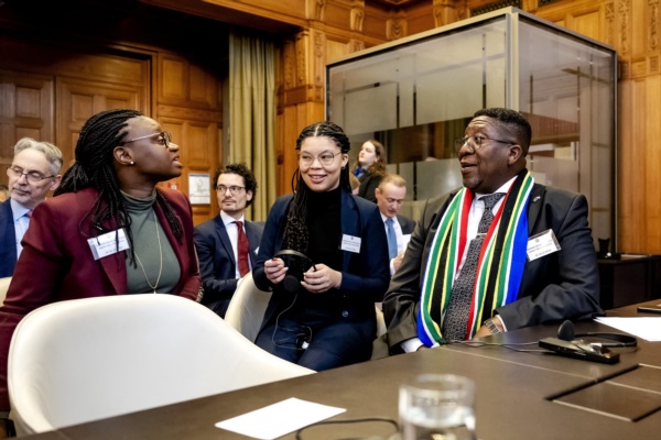 La embajadora de Sudáfrica en los Países Bajos, Vusimuzi Madonsela (d), habla durante una audiencia en la Corte Internacional de Justicia (CIJ).