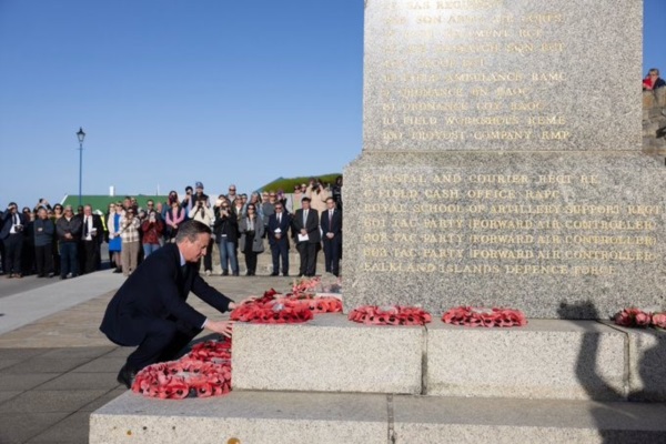 "En las Islas Malvinas presenté mis respetos a todos los que perdieron la vida durante el conflicto de 1982. Nunca olvidaremos".