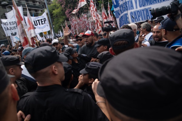 Empujones y golpes entre manifestantes y la policía en la protesta de organizaciones sociales.