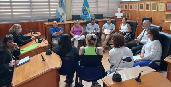 Referentes de NICAPDI se reunieron ayer con los concejales de Trelew por la difícil situación económica.