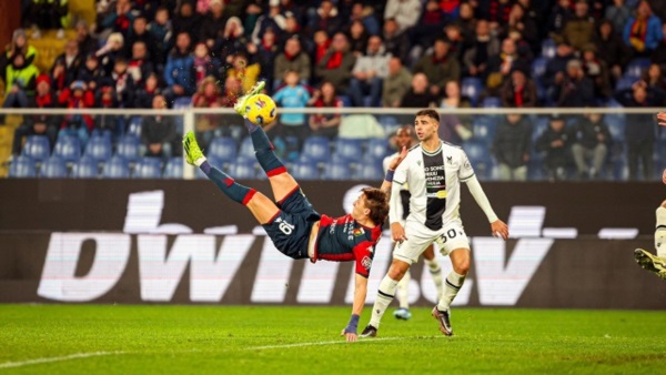 La chilena de Mateo Retegui para abrir el camino del éxito del Genoa.