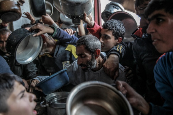 Palestinos reaccionan mientras se reúnen para recolectar alimentos en Beit Lahia, en el norte de la Franja de Gaza.