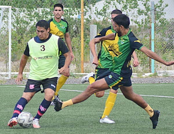 Denis Hidalgo ante Jonathan Salinas. Foto: Alberto Evans. 