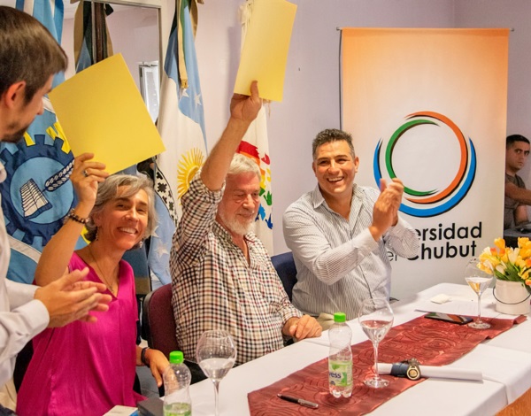 Aplausos. La rectora, el presidente de la empresa y el jefe comunal festejaron la firma del esperado comodato. 