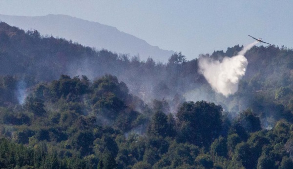 Hidrante. Uno de los aviones que sigue combatiendo el incendio, iniciado según el gobernador Nacho Torres por un exbrigadista.