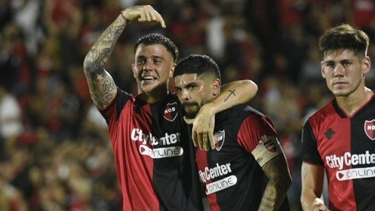El uruguayo Juan Ignacio Ramírez marcó de cabeza ante Belgrano tras un pase preciso del mejor jugador de la cancha, Éver Banega. (Foto: La Capital).