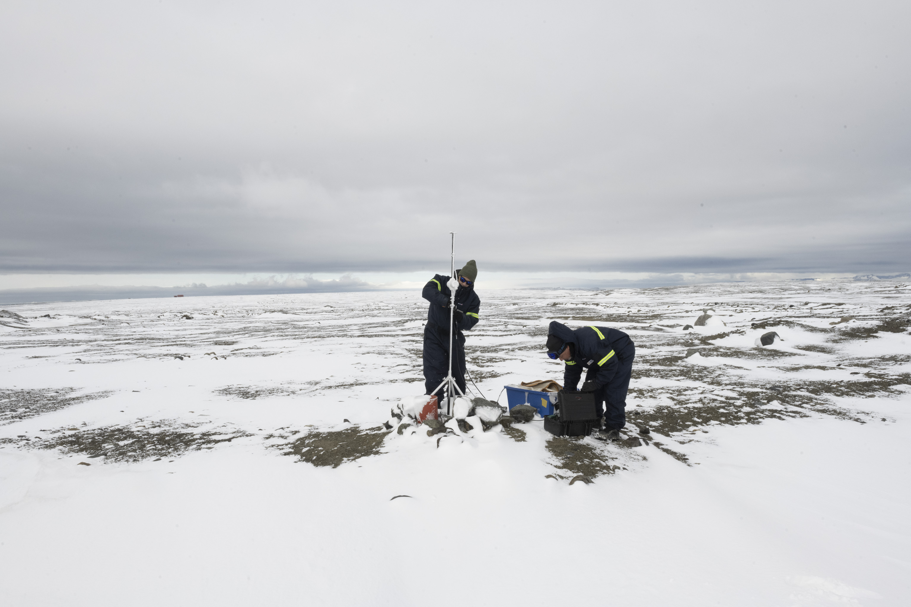 Los inspectores geomagnéticos Juan Carlos Gil y Lucas Merlo instalan un magnetómetro de precesión protónica.