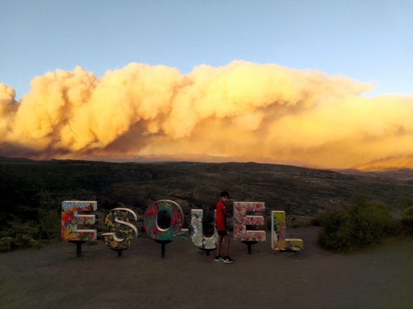 Un mirador a 20 kilómetros de Esquel, con la columna de humo de fondo. (Foto: Atilio Ortiz /Jornada)