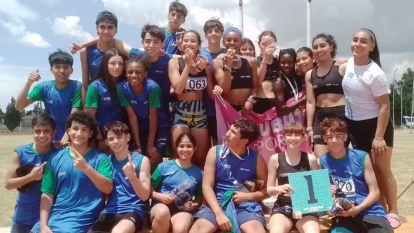 Los equipos de atletismo de Chubut, los últimos campeones de diciembre pasado en Santa Rosa.