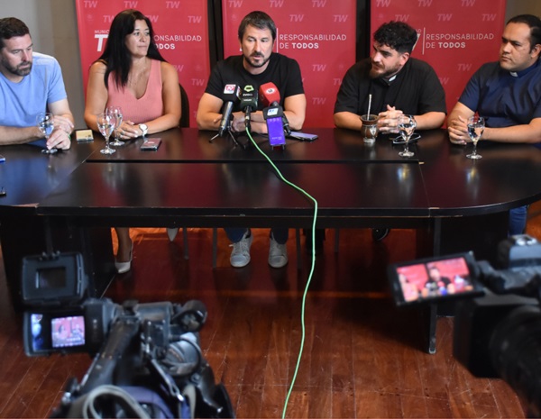 Gerardo Merino y los párrocos Natanael Alberione y Adrián Rincón.