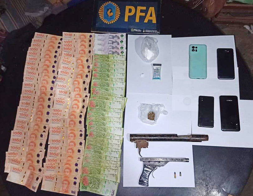 Tres detenidos y drogas y dinero secuestrados por la Policía Federal.
