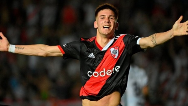 Mastantuono (16 años) convirtió el segundo gol, primero en Primera.
