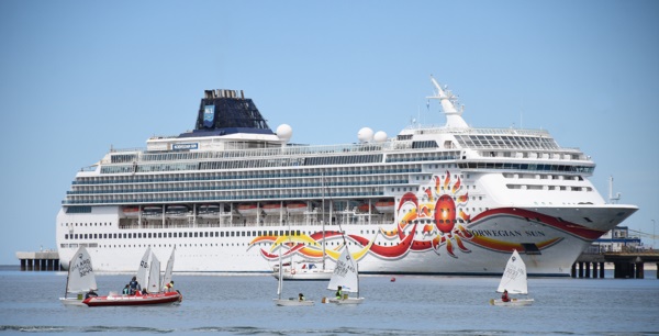 El imponente Norwegian Sun. Los visitantes realizaron excursiones y algunos pasearon por la ciudad.