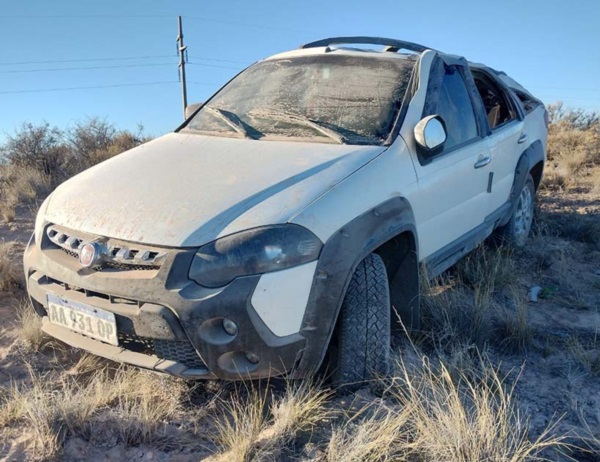 El automóvil Fiat Palio con daños. Sus tripulantes con lesiones.