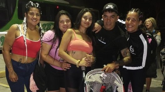 "Sole" y Mario con la familia completa, incluido el primer nieto, antes de partir a Neuquén.