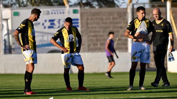 Moreno se muerde la camiseta tras el empate sin goles ante Nueva Chicago. Foto: Daniel Feldman/Jornada