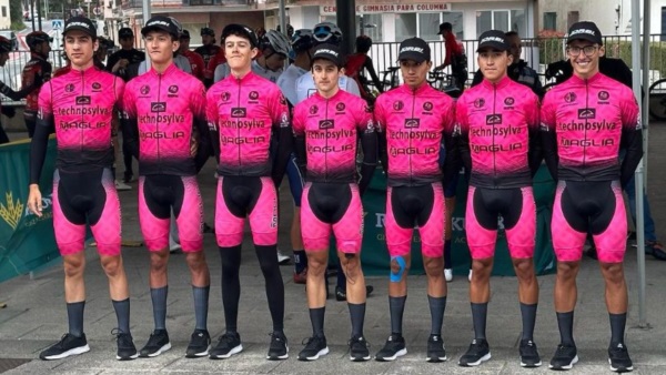 A la derecha, Fabrizio Crozzolo pozando con sus compañeros de equipo. Foto: Technosylva Maglia Bembibre Cycling Team 