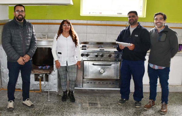 El intendente de Esquel, Matías Taccetta, visitó la Escuela 112 donde se instaló el medidor de gas.