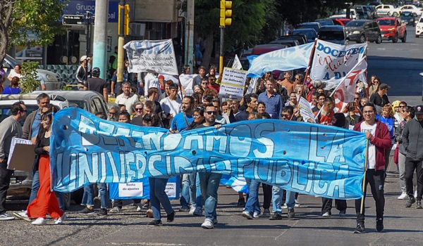 La comunidad educativa de la Universidad salió a las calles para manifestar su disconformidad con los recortes nacionales del presidente Milei.