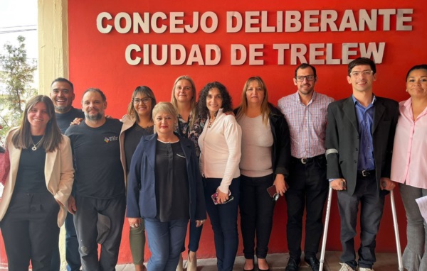 Lucas Cuevas y Bruno Di Sallo recibieron el reconocimiento de sus colegas de la casa de las leyes de Trelew.