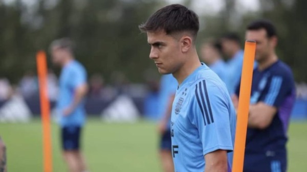 Paulo Dybala sufrió una lesión muscular ayer en el entrenamiento de la Roma.