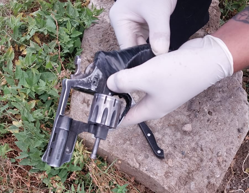 El personal policial secuestró un revólver calibre 22 en el lugar.