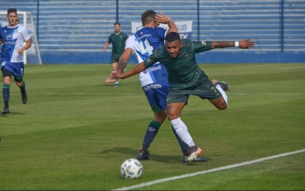El extremo colombiano encara a su marcador por la banda izquierda. Foto: Prensa Brown