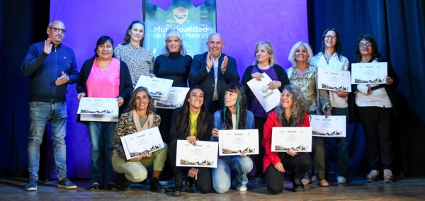 Aplauso. El jefe comunal encabezó las distinciones para las referentes de la cultura madrynense que ya trascendieron las fronteras locales.