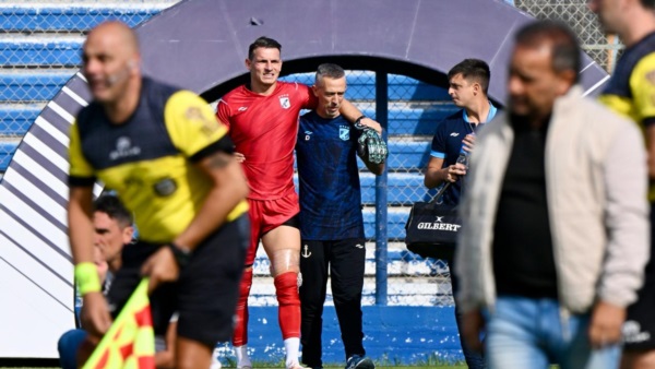 El arquero se retira junto al médico de Brown por una lesión en su pierna izquierda. Foto: Daniel Feldman/Jornada
