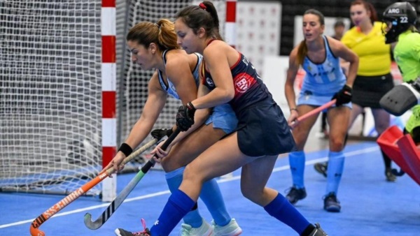 La madrynense Julia Gomes Fantasia defendiendo la bocha. Foto: Pan American Hockey Federatión