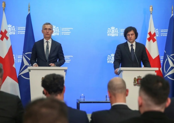 El premier Kobakhidze (cabello largo), recibió días atrás en Tbilisi al secretario general de la OTAN, Jens Stoltenberg.