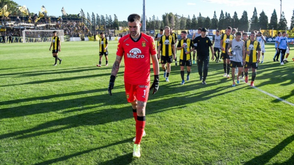 Con Yair Bonnin a la cabeza, el plantel se retira del campo de juego tras la derrota 1-0 ante Temperley. Foto: Mariano Di Giusto/Jornada