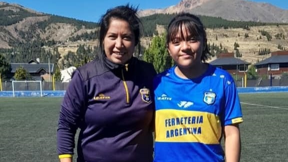 Laura Hernández, junto a Elizabeth. Foto: Belgrano de Esquel.