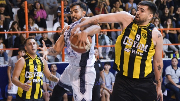 Luciano Pagani disputa la pelota con Carlos Pérez. Foto: Mariano Di Giusto/Jornada