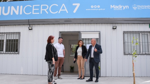 Chequeo. El jefe comunal visitó el nuevo espacio disponible para que el municipio se acerque a los vecinos.