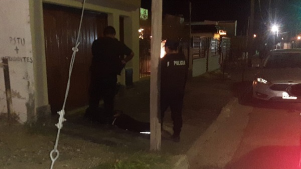 El delincuente fue detenido cuando huía descartando una sierra.