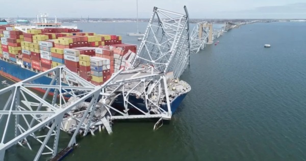 Vista desde un dron del barco que se estrelló contra el puente en Baltimore. Foto: NTSB/Cedido vía REUTERS